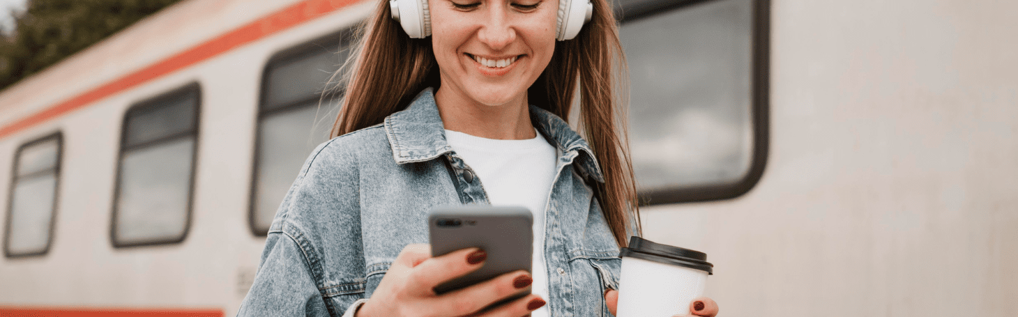 Жінка на платформі дивиться на телефон