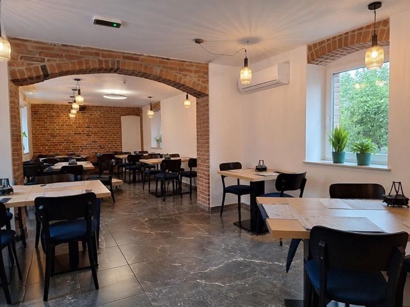 Bon Żur Restauracja & Noclegi, біля вокзалу Brzeg
