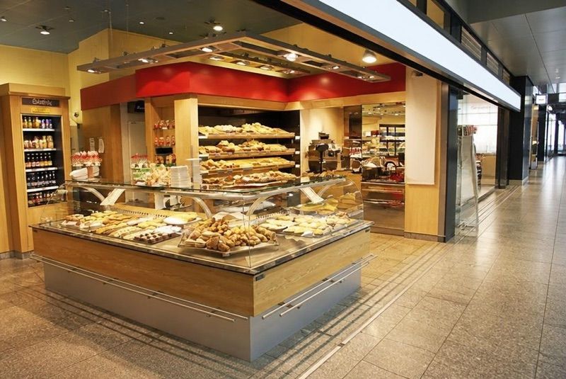 Steiner Flughafebeck AG, біля вокзалу Zürich Flughafen