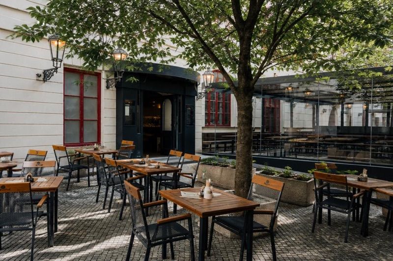 Pork's Vodičkova, okolice dworca Praha hlavní nádraží