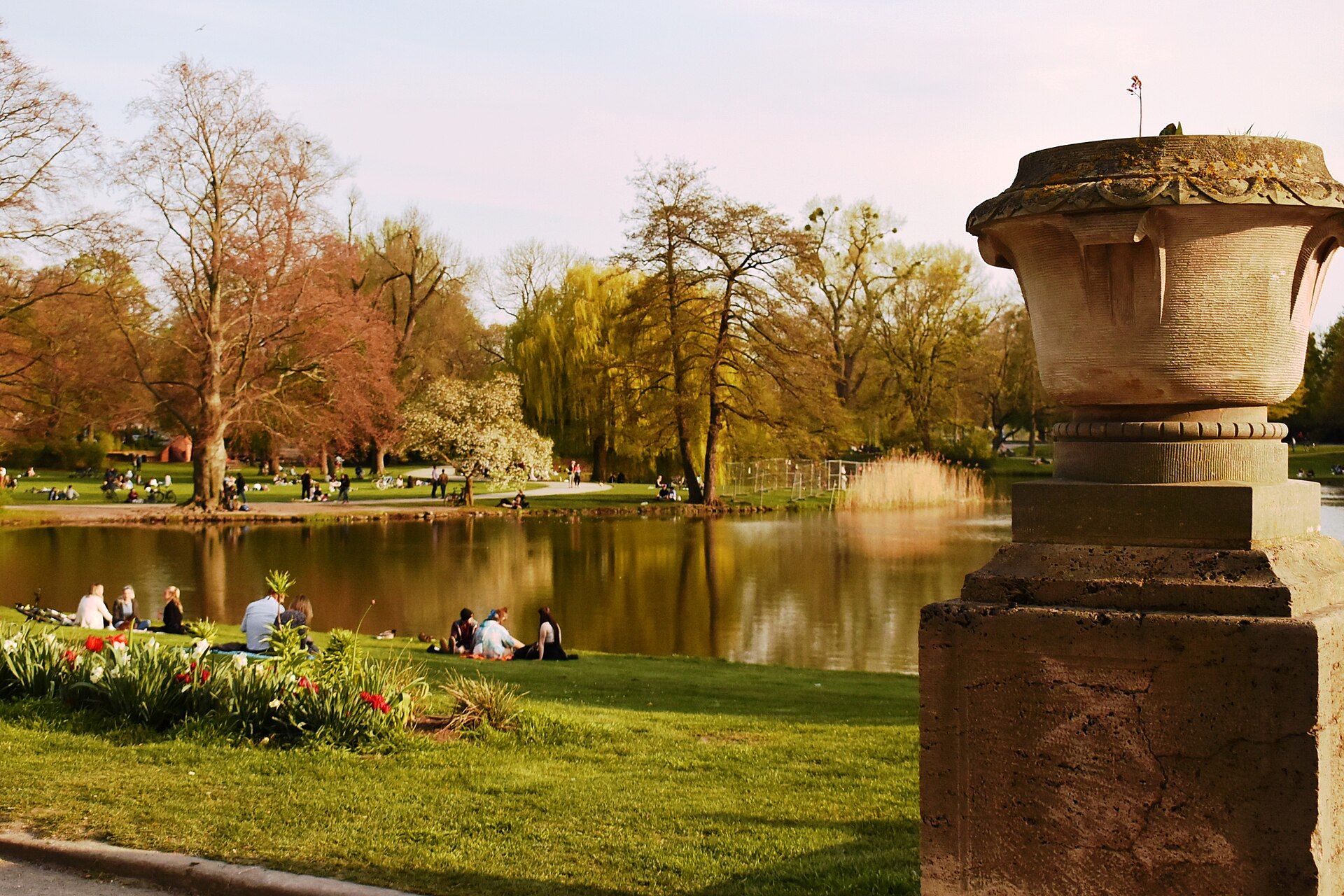 Maschpark, atrakcja w pobliżu dworca Hannover Hauptbahnhof