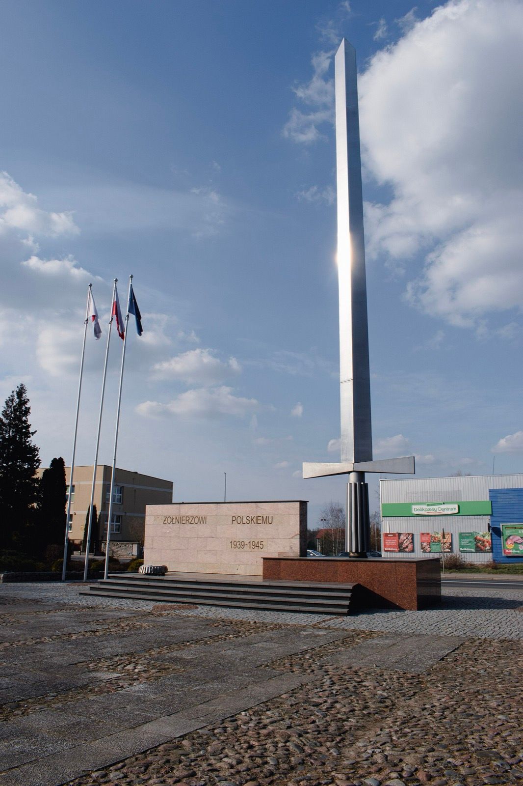 Pomnik Czynu Żołnierskiego w Dobiegniewie, atrakcja w pobliżu dworca Dobiegniew