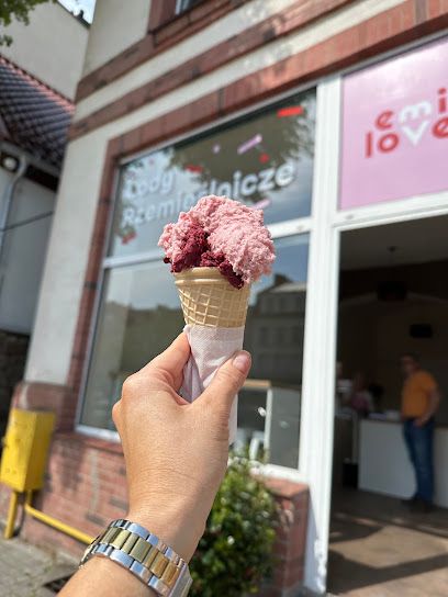 EMILOVE LODY RZEMIEŚLNICZE, біля вокзалу Giżycko