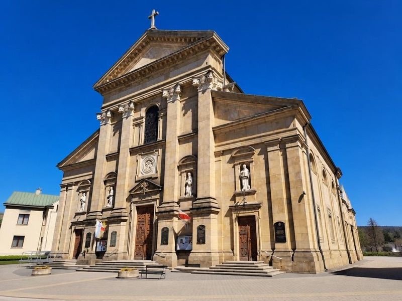 Bazylika Mniejsza Kościół katolicki Narodzenia Najświętszej Marii Panny w Gorlicach, atrakcja w pobliżu dworca Gorlice