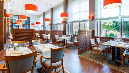 Restauracja Qubus Hotel Gorzów, біля вокзалу Dworzec Kolejowy Gorzów Główny PKP