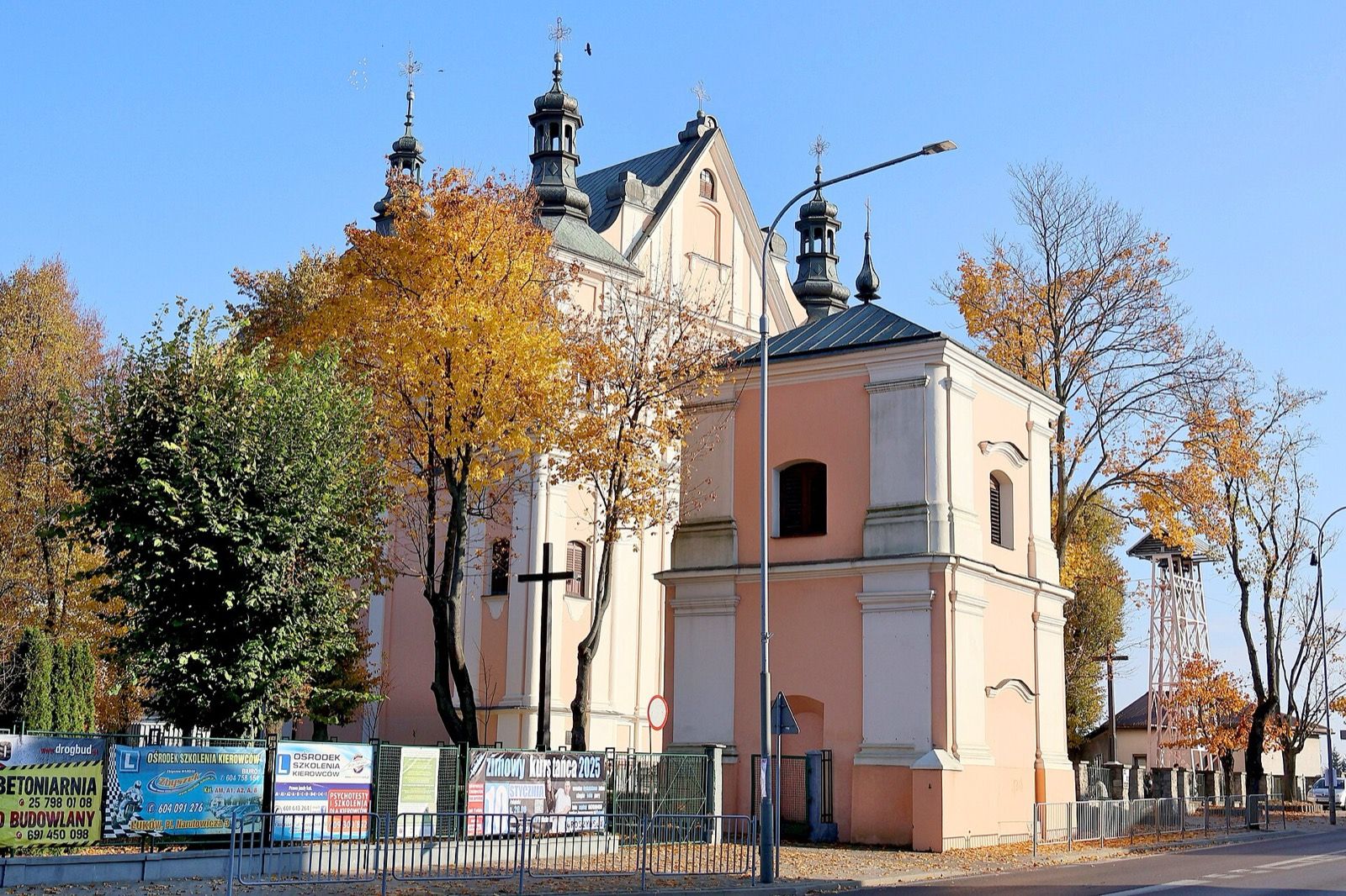 Kościół Rzymskokatolicki pw. Podwyższenia Krzyża Świętego, atrakcja w pobliżu dworca Hajnówka