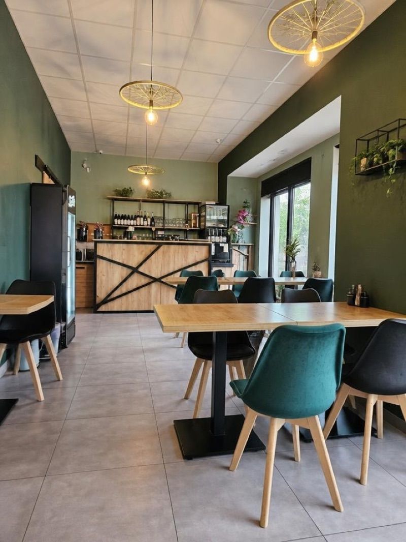 Bistro Kwadrans, біля вокзалу Jędrzejów