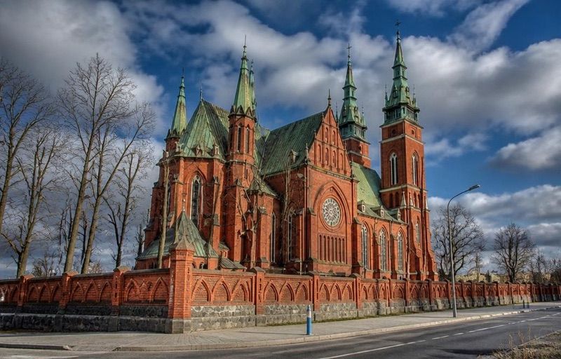 Kościół pw. Podwyższenia Krzyża Świętego w Kielcach, atrakcja w pobliżu dworca Kielce Główne