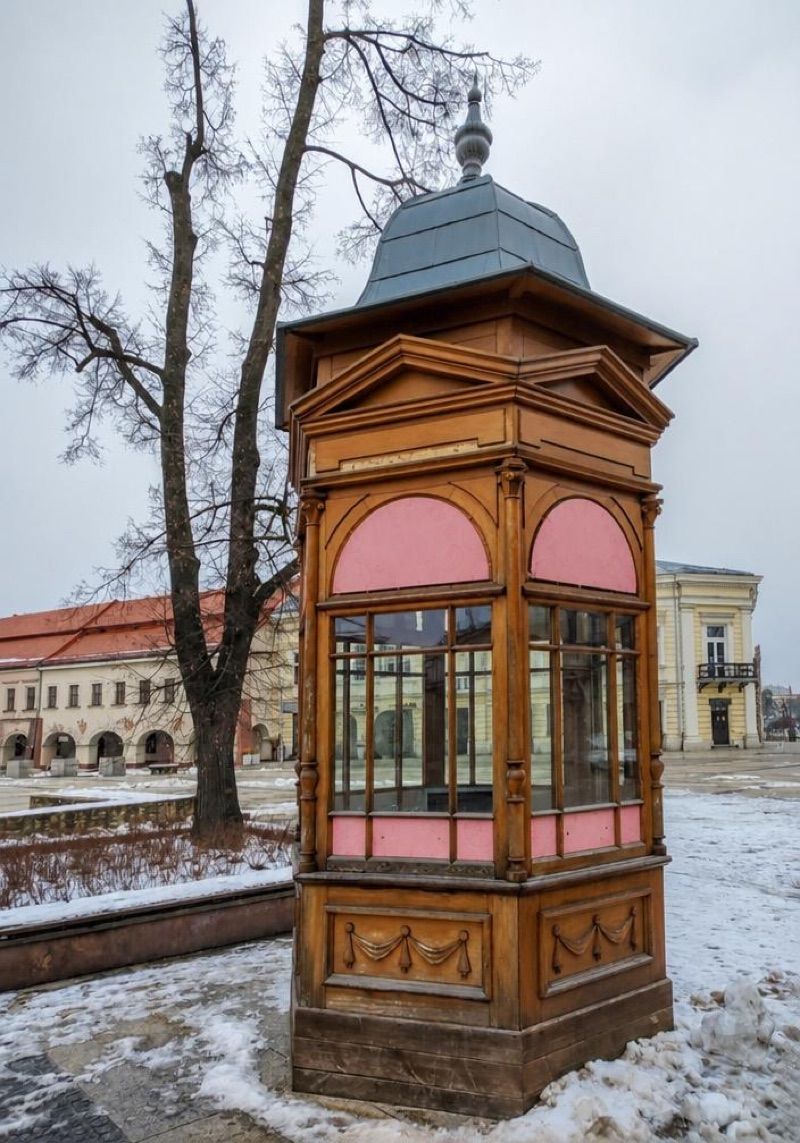 Kiosk Kiebabczego (teraz lodziarnia Nova), sklep przy dworcu Kielce Główne