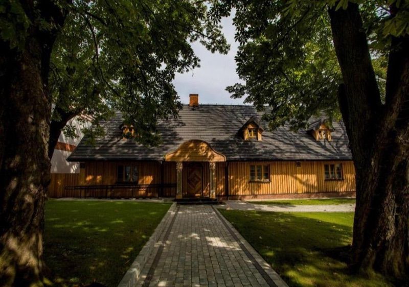 Dworek Modrzewiowy, житло біля вокзалу Красник