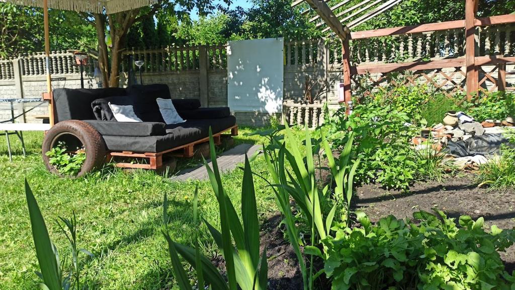 Zielony Azyl large 2 bedroom apartment with balcony and free parking, житло біля вокзалу Ласк