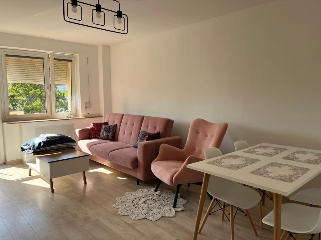 Apartament z balkonem, житло біля вокзалу Ласк