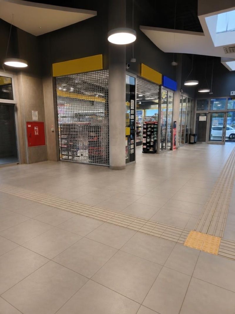 Kolporter, sklep przy dworcu Legionowo