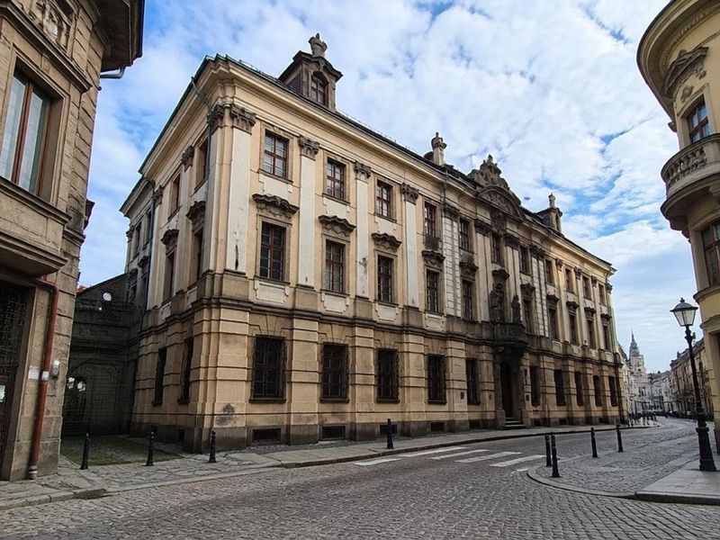 Dawny Dwór Opatów Klasztoru Cystersów w Lubiążu, atrakcja w pobliżu dworca Legnica