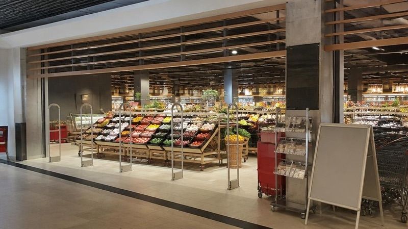 Carrefour Market, sklep przy dworcu Legnica