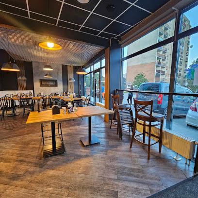 Cochise Burgery Smash Łódź, біля вокзалу Łódź Widzew