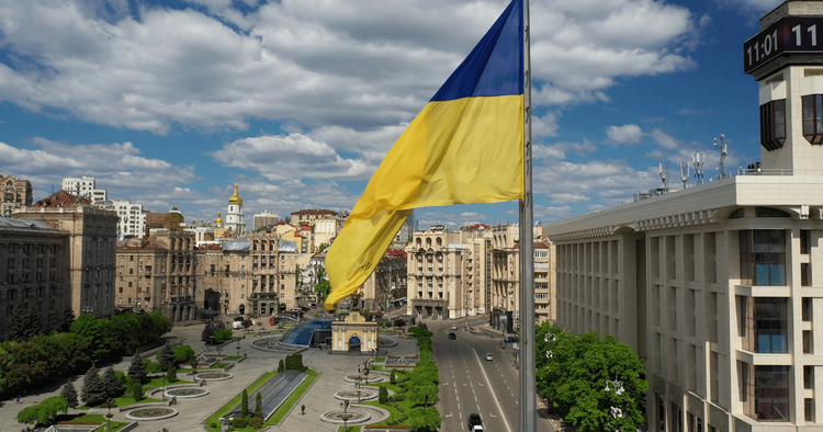 прапор України на тлі будівель