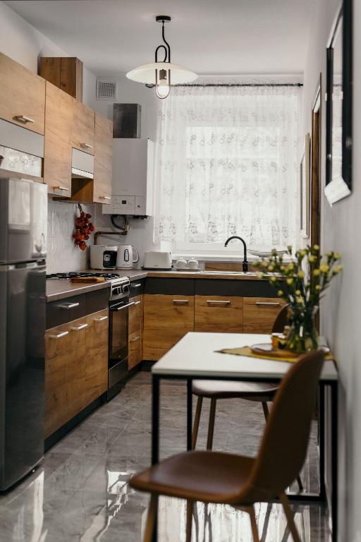 Apartament Miodownik, житло біля вокзалу Мендзилесе