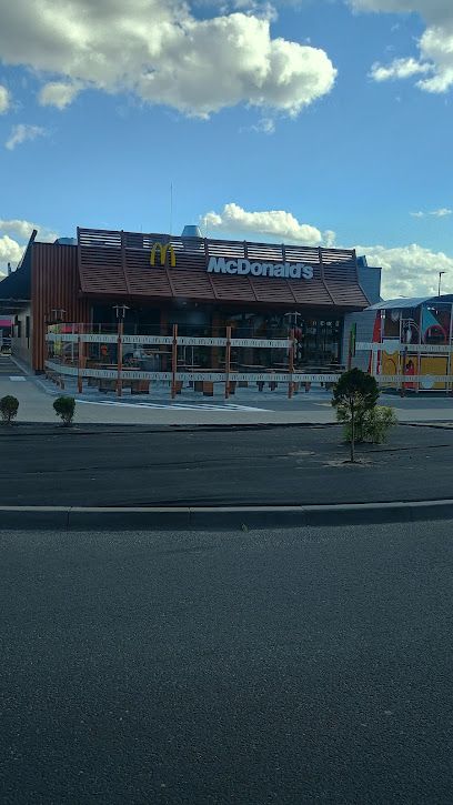 Restauracja McDonald's, біля вокзалу Nowy Tomyśl