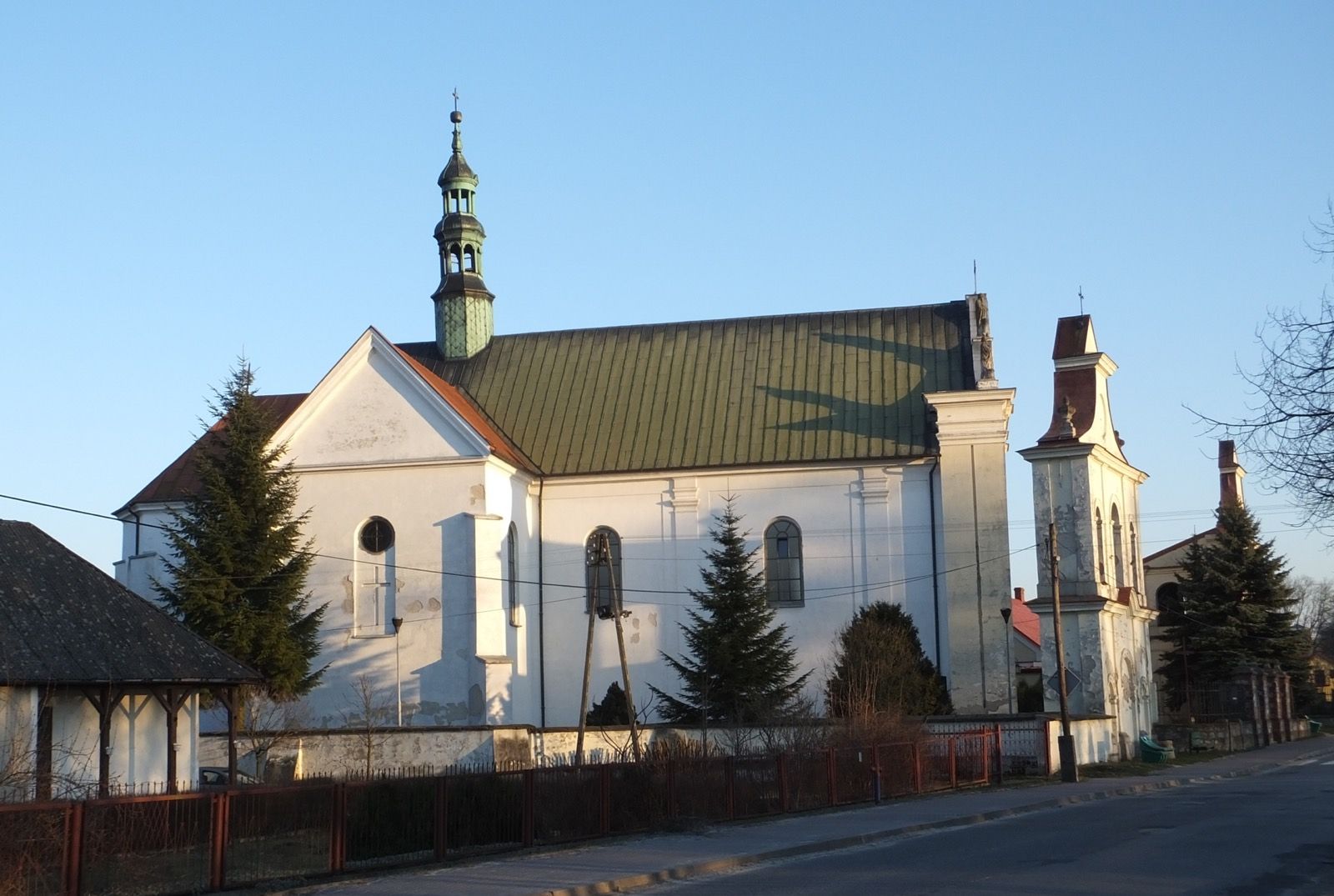 Kościół Apostołów Piotra i Pawła w Sędziszowie, atrakcja w pobliżu dworca Sędziszów