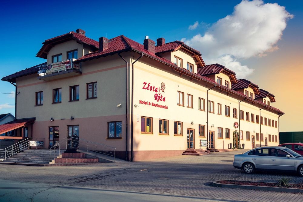 Hotel & Restauracja Złota Róża, біля вокзалу Sędziszów