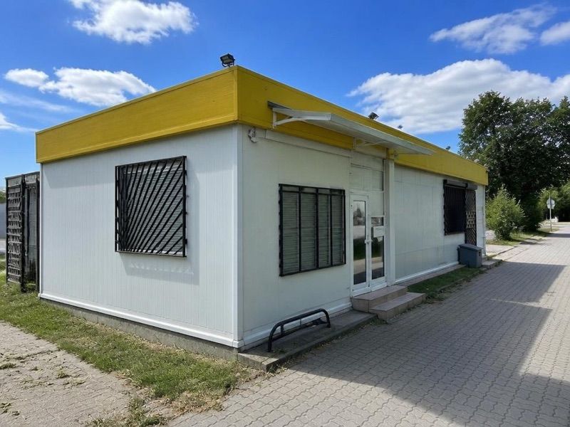 Kiosk z kolekturą Lotto, sklep przy dworcu Skarżysko-Kamienna