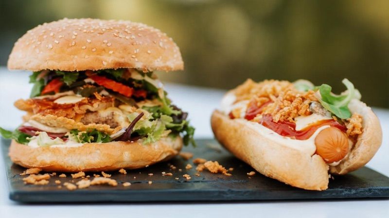 Burger Queen - burgery, hot-dogi, zapiekanki Skoczów, біля вокзалу Skoczów