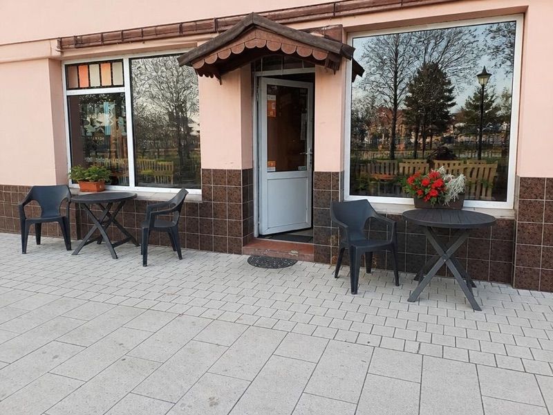 Bar Orientalny A Dong, біля вокзалу Stalowa Wola Rozwadów