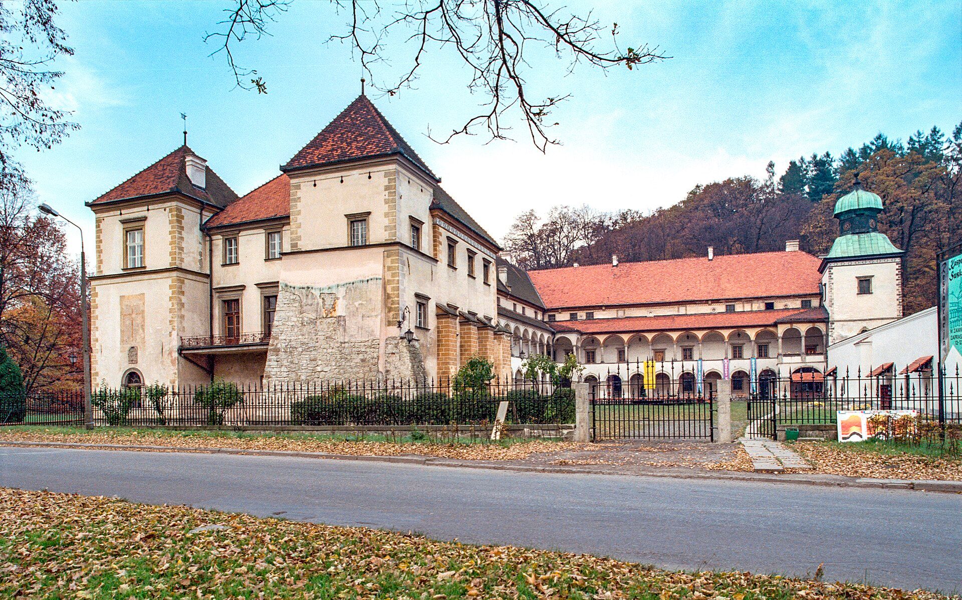 Zamek w Suchej Beskidzkiej, atrakcja w pobliżu dworca Sucha Beskidzka Zamek