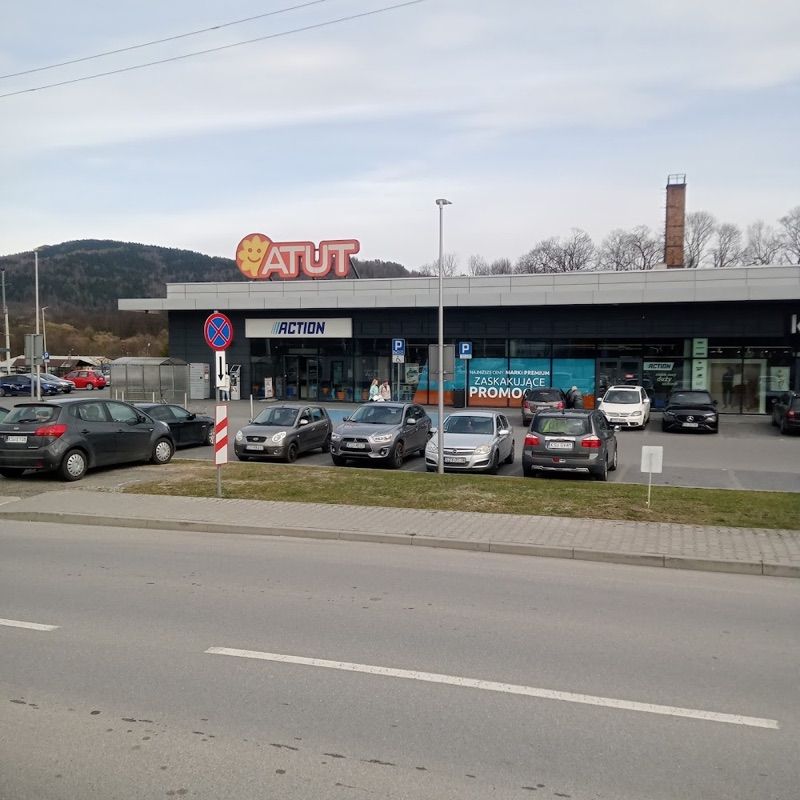 Atut Sucha Beskidzka, торговий центр біля вокзалу Суха Бескідзка Замок