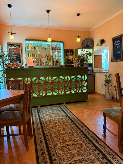 Restauracja Błękitny Paw, біля вокзалу Szklarska Poręba Średnia