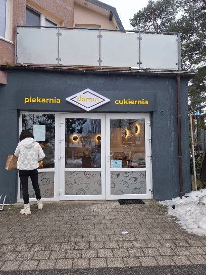 Domin, біля вокзалу Ustka