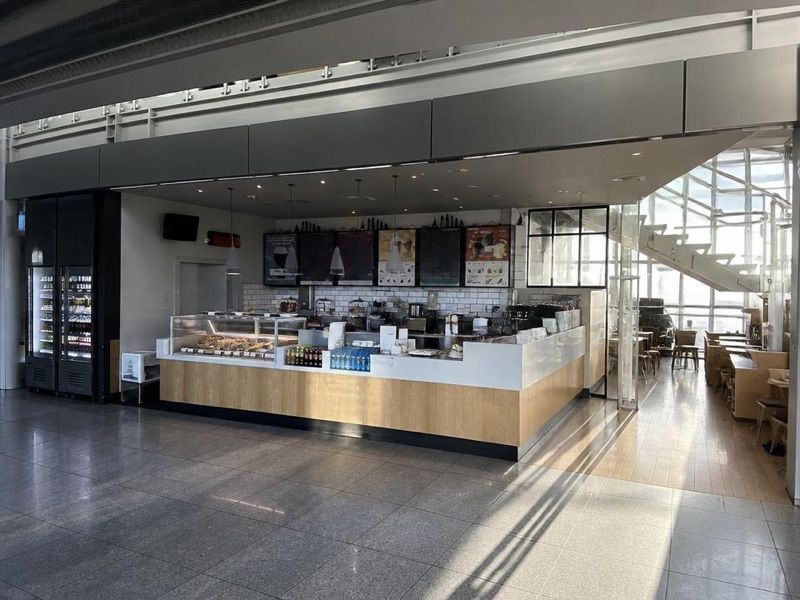 Costa Coffee, біля вокзалу Warszawa Służewiec