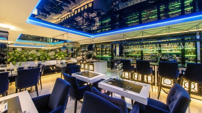 Restauracja First Floor - dania z pieca, steki, ryby i bezpłatny parking, okolice dworca Warszawa Zachodnia
