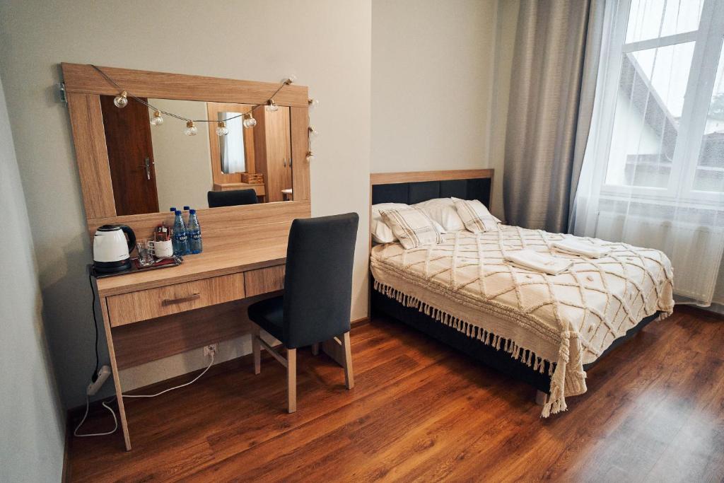Hotel Lilia, житло біля вокзалу Влощова Північ