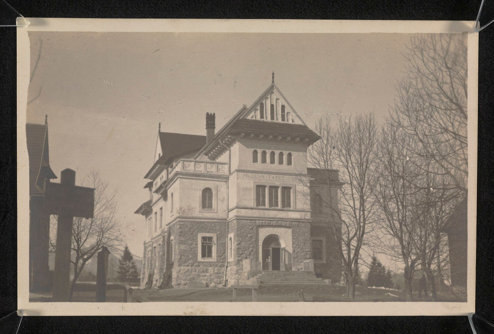 Muzeum Tatrzańskie gmach główny, atrakcja w pobliżu dworca Zakopane