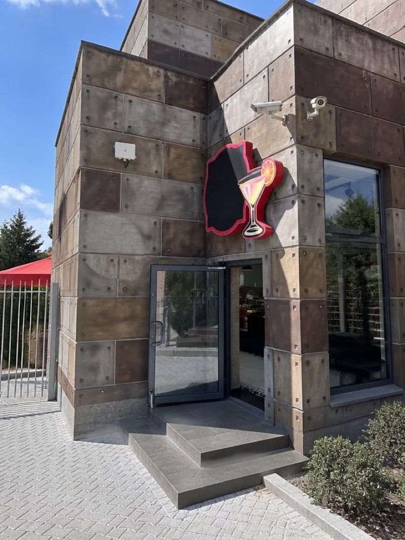 Lifepub, біля вокзалу Zator Park Rozrywki