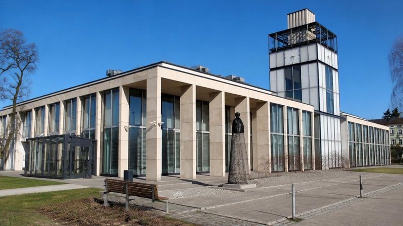 Zduńskowolskie Centrum Integracji Ratusz, atrakcja w pobliżu dworca Zduńska Wola