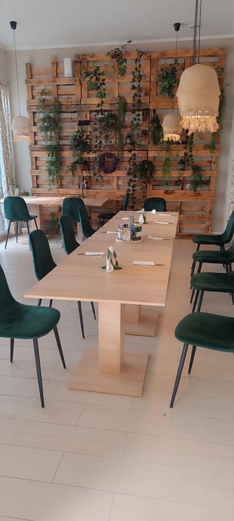 Restauracja Lola, біля вокзалу Żmigród