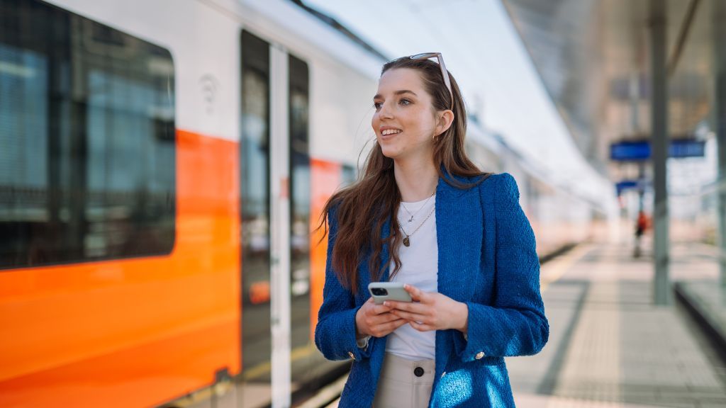 Скільки коштує поїздка на поїзді в Новий Тарг? Огляд цін перевізників Жінка стоїть на платформі в Новому Тарзі