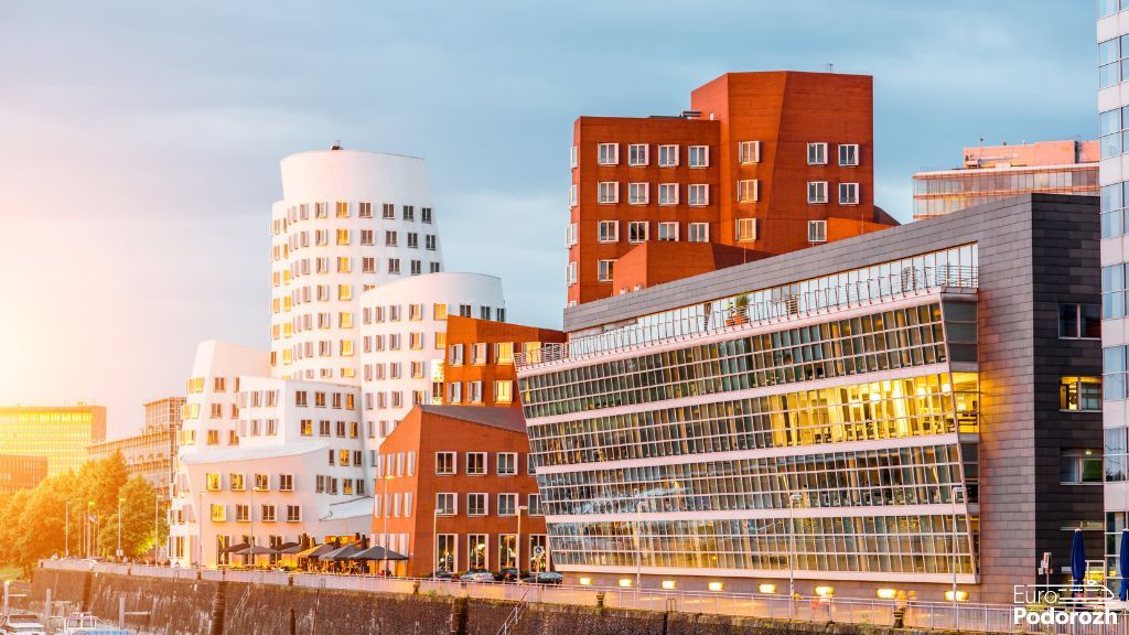 Медiа-Гавань (MedienHafen) у Дюссельдорфі Медiа-Гавань (MedienHafen) у Дюссельдорфі