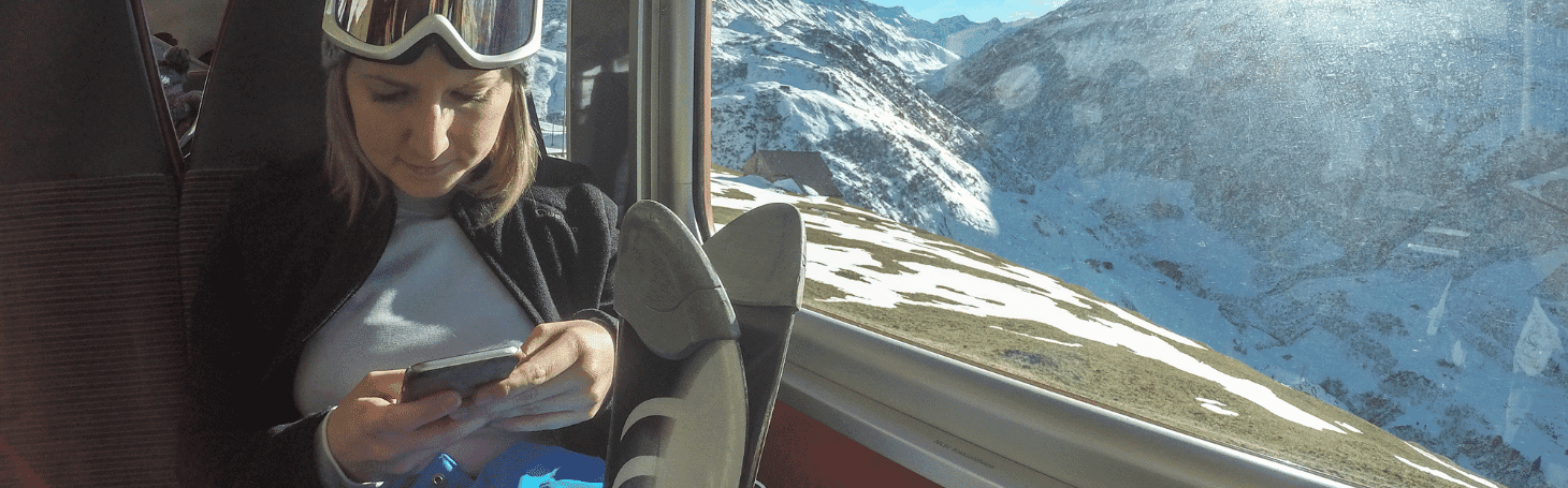 Travelski Express - все, що потрібно знати про цього перевізника Жінка їде на лижах потягом