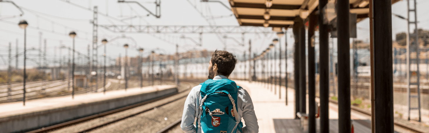 CPK - що це таке? Будівництво, залізничні лінії та хід проекту | EuroTravel Чоловік на платформі