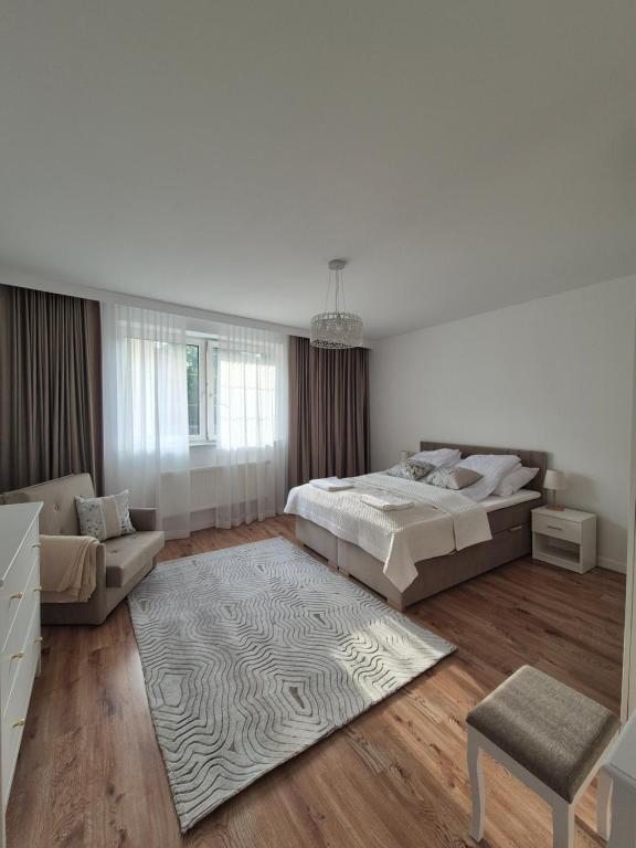 Apartament Pod Kamienną Bramą, житло біля вокзалу Хойніце