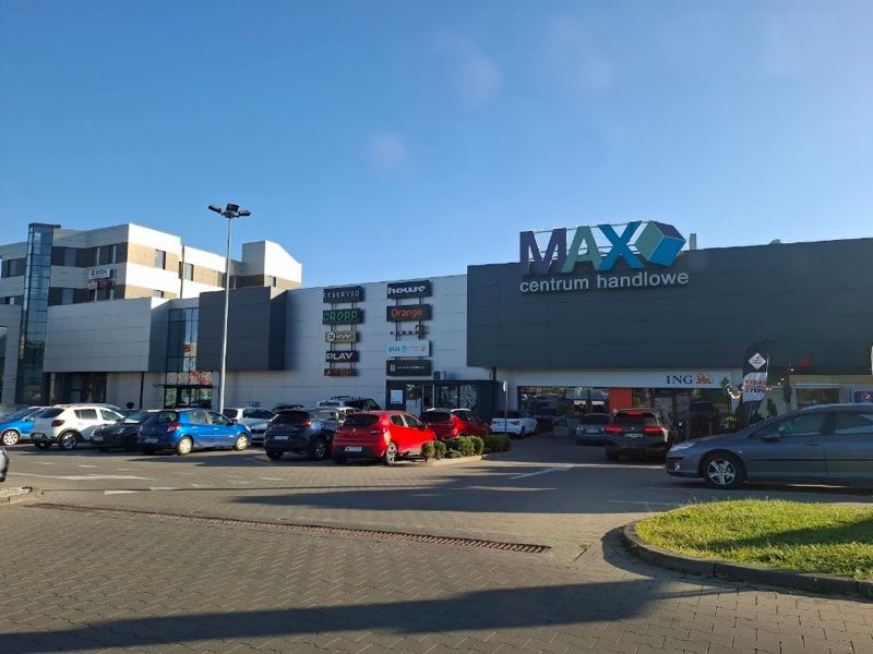 Centrum Handlowe MAX, торговий центр біля вокзалу Хшанув Шрюдмешче