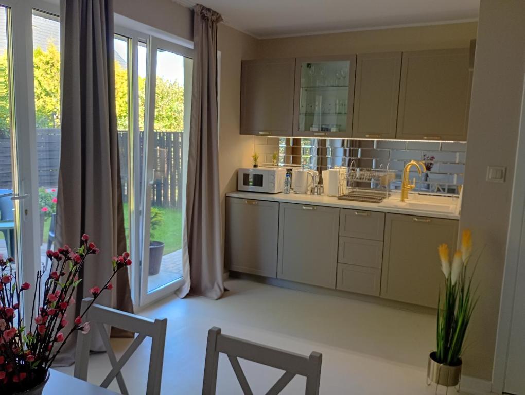 Deluxe Apartament z kuchnią i parkingiem na wyłączność, житло біля вокзалу Цеханув