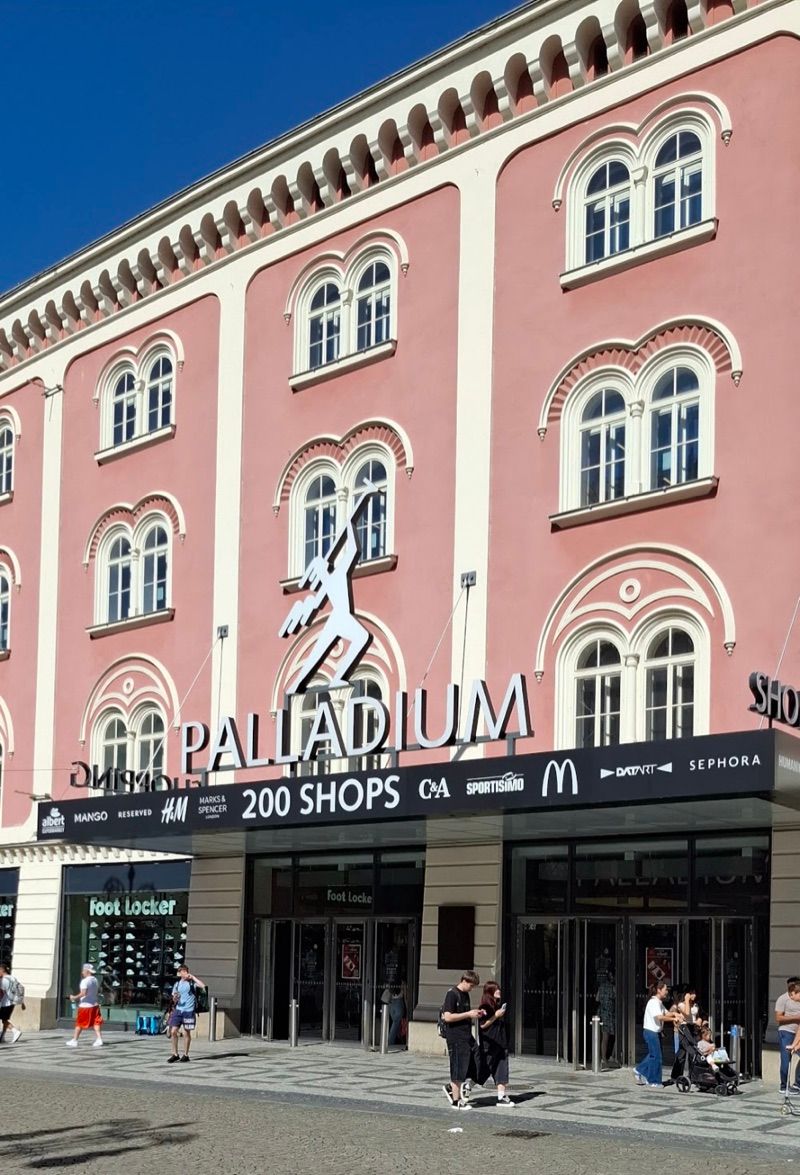 Palladium, торговий центр біля вокзалу Praha hlavní nádraží