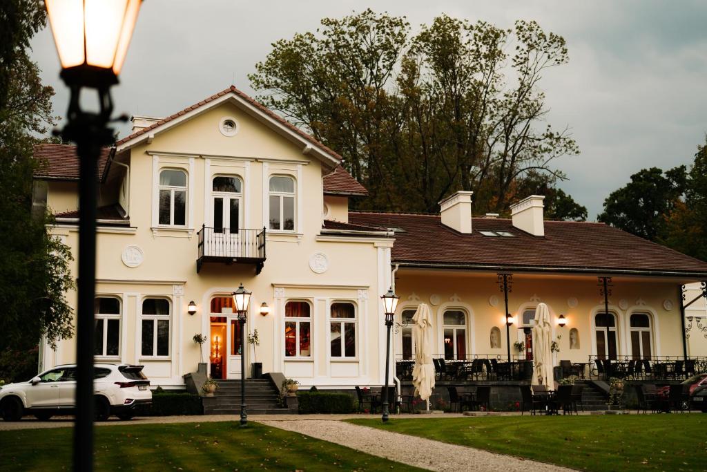 Dwór na Wolicy, житло біля вокзалу Дембіца