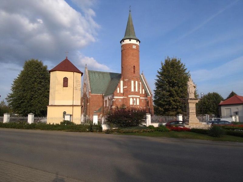 pomnik św. Jana Nepomucena w Drzewicy, atrakcja w pobliżu dworca Drzewica