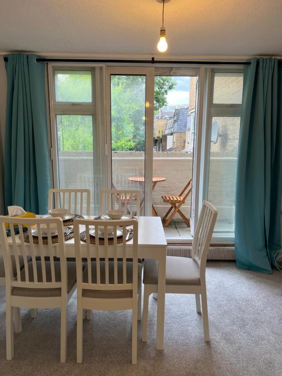Lovely Entire Flat with Private Balcony in Euston-Central London, житло біля вокзалу Euston